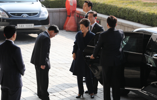 21일 오전 피의자 신분으로 검찰에 출석한 박근혜 전 대통령이 차에서 내려 인사를 받고 있다. /연합뉴스