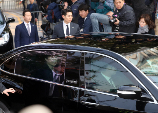 박근혜 전 대통령이 21일 오전 서울 강남구 삼성동 자택에서 차를 타고 서울중앙지검으로 향하고 있다. /연합뉴스