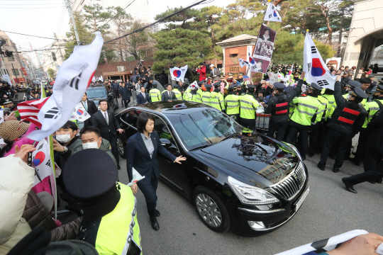 21일 오전 박근혜 전 대통령이 서울 강남구 삼성동 자택에서 차량을 타고 서울중앙지검으로 향하고 있다./연합뉴스