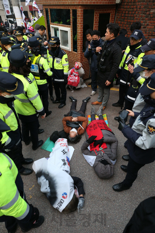 박근혜 전 대통령의 검찰 소환일인 21일 오전 삼성동 자택 앞에서 지지자들이 바닥에 누워 항의하고 있다./송은석기자songthomas@sedaily.com