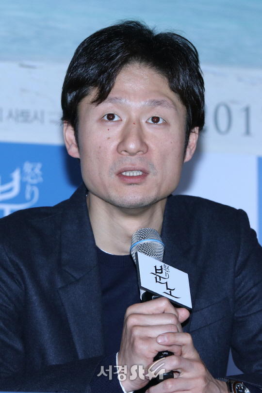 이상일 감독이 21일 열린 영화 ‘분노’ 언론시사회에 참석해 인사말을 하고 있다.