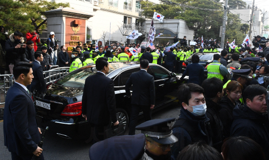 피의자 신분으로 검찰 조사를 받는 박근혜 전 대통령이 21일 오전 서울 강남구 삼성동 자택에서 차를 타고 서울중앙지검으로 향하고 있다./송은석기자songthomas@sedaily.com