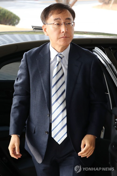 21일 김수남 검찰총장이 평소보다 이른 시간에 출근하고 있다./연합뉴스