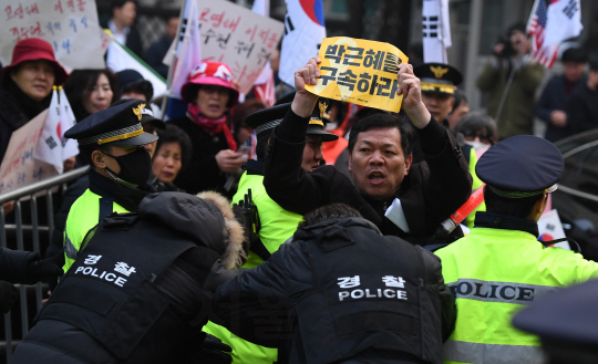 21일 오전 피의자 신분으로 검찰 조사를 앞둔 박근혜 전 대통령의 서울 강남구 삼성동 자택 앞에서 한 시민이 박근혜를 구속하라며 외치고 있다./송은석기자songthomas@sedaily.com