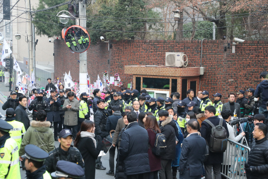 박근혜 전 대통령이 피의자 신분으로 검찰에 출석하는 21일 오전 서울 강남구 삼성동 자택 주변이 경찰과 취재진 등으로 붐비고 있다. /연합뉴스