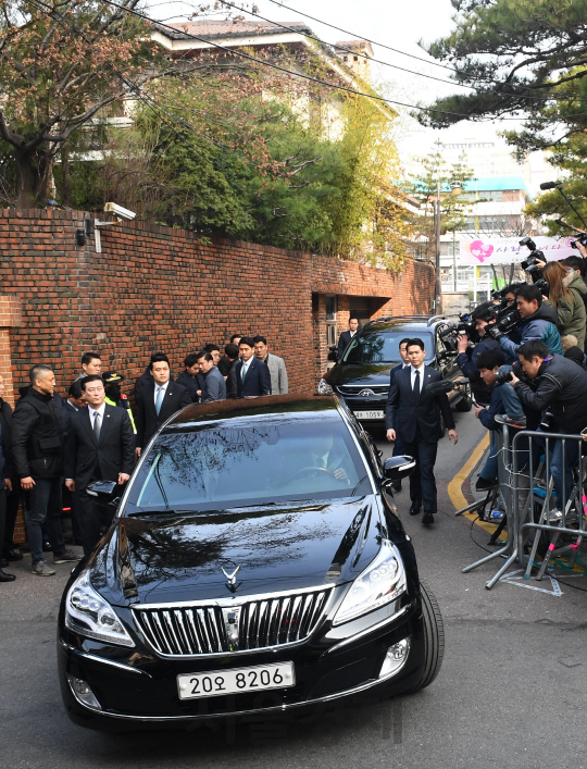 피의자 신분으로 검찰 조사를 받는 박근혜 전 대통령이 21일 오전 서울 강남구 삼성동 자택에서 차를 타고 서울중앙지검으로 향하고 있다./송은석기자songthomas@sedaily.com