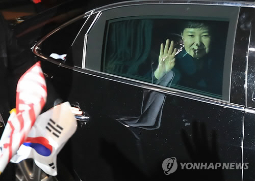 지난 12일 청와대 떠나 삼성동 사저에 도착하는 박근혜 전 대통령/연합뉴스