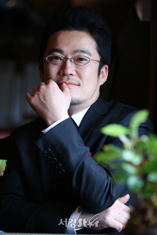 나카노 료타 감독이 21일 오후 서울 강남구 임피리얼 팰리스 호텔에서 영화 ‘행복 목욕탕’ 인터뷰에 앞서 포즈를 취하고 있다.