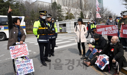 박근혜 전 대통령이 21일 오전 피의자 신분으로 검찰 조사를 받기 위해 서울 서초구 중앙지검에 출석한 가운데 박근혜 전 대통령 지지자로 보이는 중년 여성과 탄핵을 찬성하는 시민들이 서로 다투고 있다. 뇌물수수, 직권남용, 공무상 비밀누설 등 13가지 혐의를 받는 박 전 대통령은 전직 대통령 중 3번째로 검찰 포토라인에 서는 불명예를 안게 됐다./권욱기자ukkwon@sedaily.com