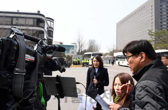 21일 서울 서초구 서울중앙지검 앞에서 일본 언론들이 박근혜 전 대통령의 검찰 소환 소식을 주요 뉴스로 보도하고 있다. NHK와 TV아사히 등 일본의 방송들은 이날 박 전 대통령이 삼성동 자택을 떠나는 장면과 검찰에 도착하는 장면 등을 생방송으로 전했다./권욱기자ukkwon@sedaily.com