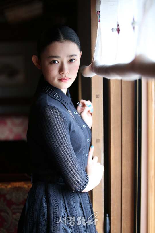 배우 스기사키 하나가 21일 오후 서울 강남구 임피리얼 팰리스 호텔에서 영화 ‘행복 목욕탕’ 인터뷰에 앞서 포즈를 취하고 있다.