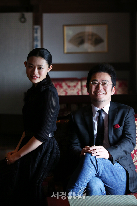 배우 스키사키 하나(왼쪽)와 나카노 료타 감독이 21일 오후 서울 강남구 임피리얼 팰리스 호텔에서 영화 ‘행복 목욕탕’ 인터뷰에 앞서 포즈를 취하고 있다.