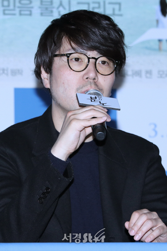 카와무라 겐키 프로듀서가 21일 열린 영화 ‘분노’ 언론시사회에 참석해 인사말을 하고 있다.