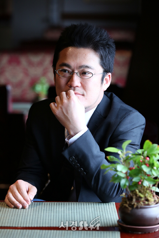 나카노 료타 감독이 21일 오후 서울 강남구 임피리얼 팰리스 호텔에서 영화 ‘행복 목욕탕’ 인터뷰에 앞서 포즈를 취하고 있다.