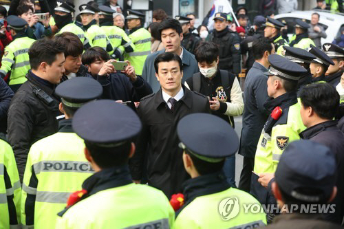 [썸in이슈] 박 전 대통령 검찰 출두하던 날, 삼성동 자택 앞에서는…