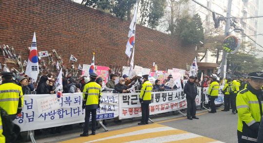 오전 8시가 넘어서자 박 전 대통령 지지자들의 시위는 더 격렬해졌다./정순구기자.