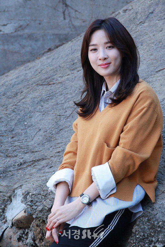 배우 이청아가 27일 오후 서울 종로구 삼청동의 한 카페에서 인터뷰를 갖기 전 포토타임을 갖고 있다.
