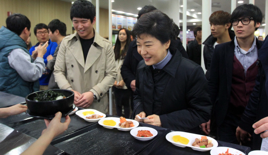 박근혜 전 대통령이 대전 한남대학교를 찾아 학생들과 간담회를 갖고 나서 학생식당에 들러 배식을 기다리고 있다. /연합뉴스