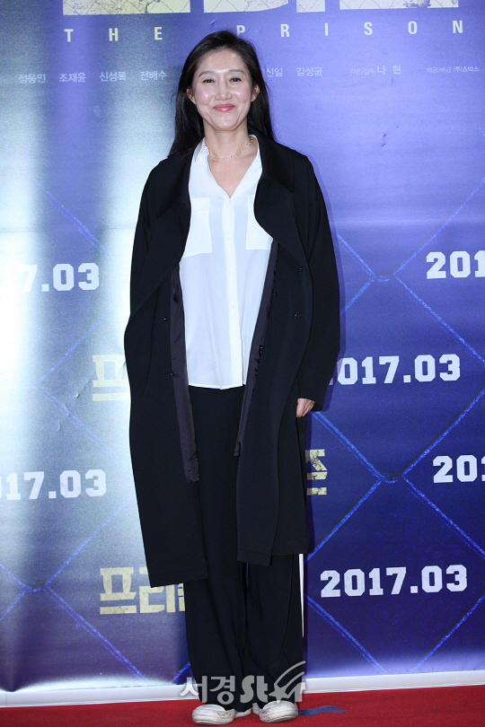 배우 정경순이 21일 오후 서울 삼성동 코엑스 메가박스에서 열린 영화 ‘프리즌’ VIP시사회에 참석해 포토타임을 갖고 있다.