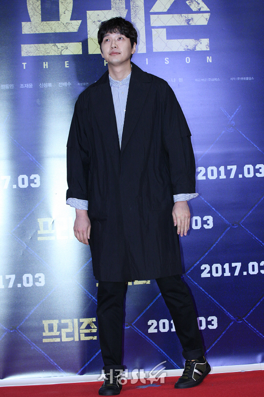 배우 지현우가 21일 오후 서울 삼성동 코엑스 메가박스에서 열린 영화 ‘프리즌’ VIP시사회에 참석해 포토타임을 갖고 있다.