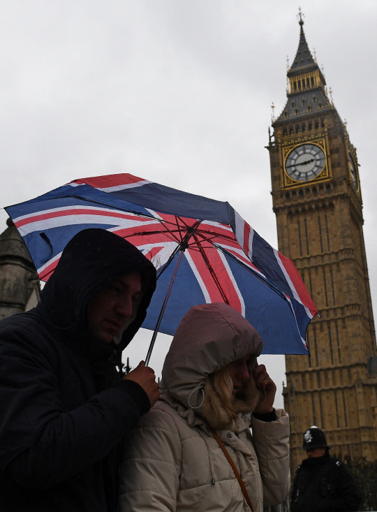 영국 런던의 국회의사당 앞을 사람들이 지나가고 있다. /런던=AFP연합뉴스