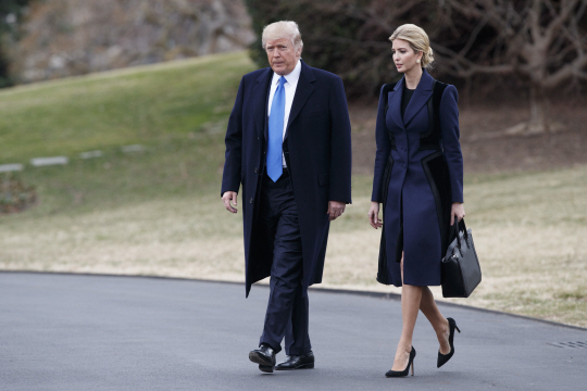 도널드 트럼프(왼쪽) 미국 대통령과 그의 맏딸 이방카 트럼프가 워싱턴DC 백악관에서 나란히 걷고 있다. /워싱턴DC=AP연합뉴스