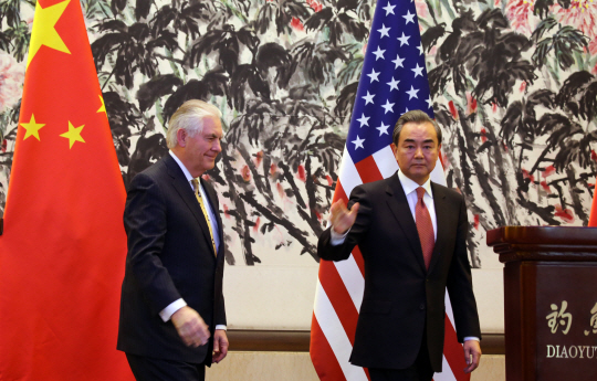 렉스 틸러슨(왼쪽) 미국 국무장관과 왕이 중국 외교부장이 지난 18일 오후 중국 베이징 댜오위타이 국빈관에서 미중 외교장관회담 공동 기자회견을 마치고 회견장을 떠나고 있다. /연합뉴스