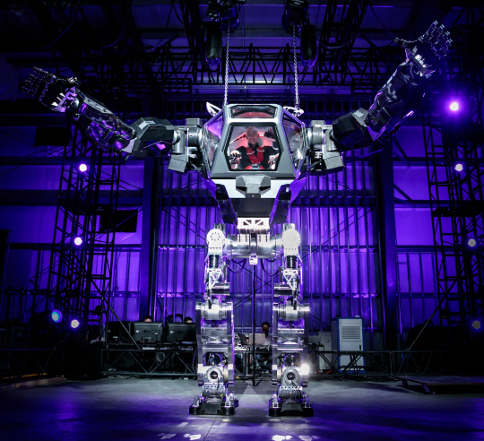 베저스 아마존 CEO “한국미래기술 덕분에 거대 로봇 조종사 됐다”