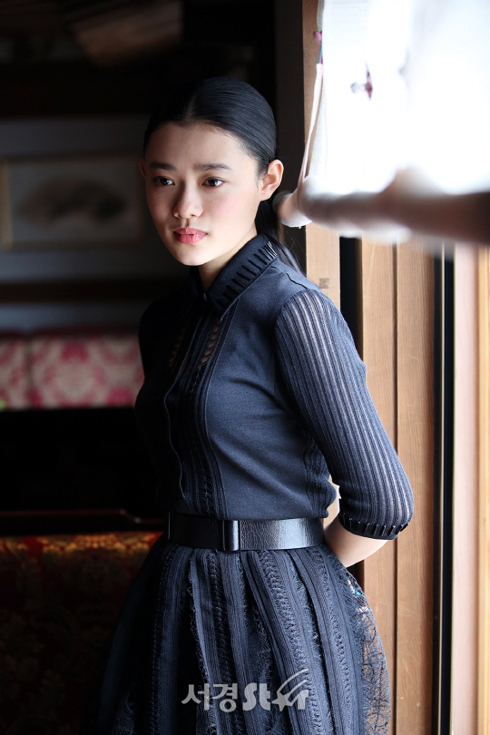 배우 스기사키 하나가 21일 오후 서울 강남구 임피리얼 팰리스 호텔에서 영화 ‘행복 목욕탕’ 인터뷰에 앞서 포즈를 취하고 있다.
