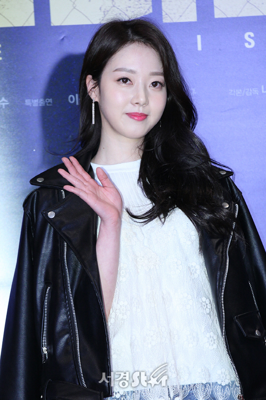 배우 윤다영이 21일 오후 서울 삼성동 코엑스 메가박스에서 열린 영화 ‘프리즌’ VIP시사회에 참석해 포토타임을 갖고 있다.