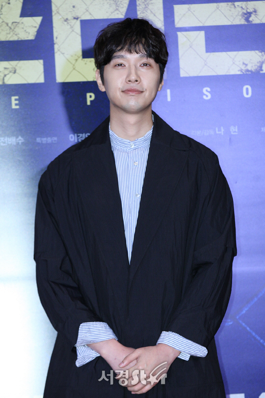 배우 지현우가 21일 오후 서울 삼성동 코엑스 메가박스에서 열린 영화 ‘프리즌’ VIP시사회에 참석해 포토타임을 갖고 있다.