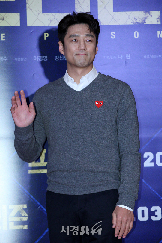 배우 지진희가 21일 오후 서울 삼성동 코엑스 메가박스에서 열린 영화 ‘프리즌’ VIP시사회에 참석해 포토타임을 갖고 있다.