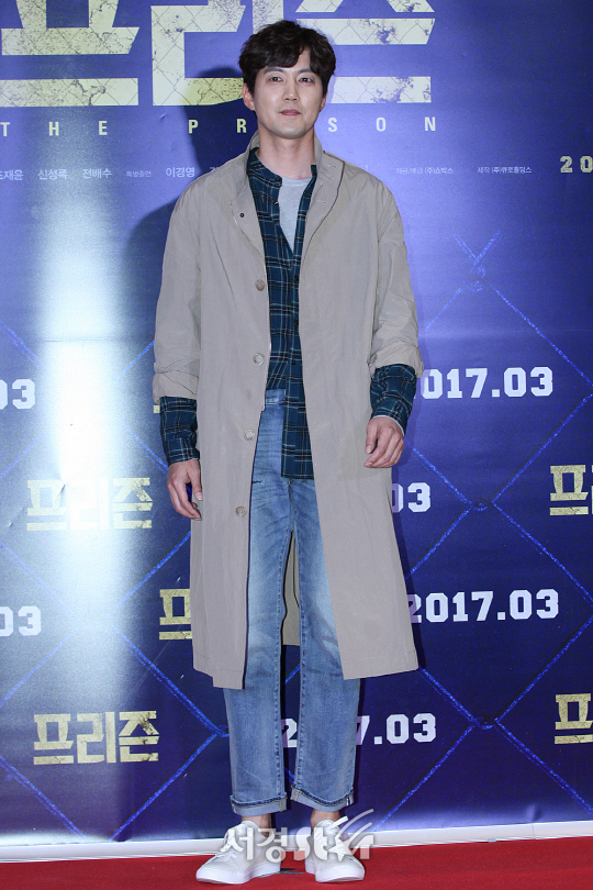 배우 류진이 21일 오후 서울 삼성동 코엑스 메가박스에서 열린 영화 ‘프리즌’ VIP시사회에 참석해 포토타임을 갖고 있다.