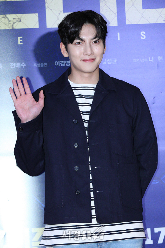 배우 지창욱이 21일 오후 서울 삼성동 코엑스 메가박스에서 열린 영화 ‘프리즌’ VIP시사회에 참석해 포토타임을 갖고 있다.