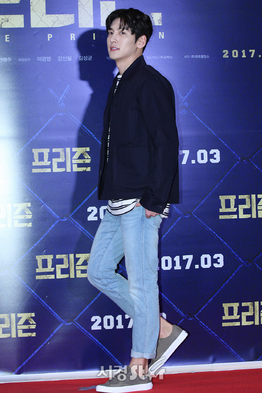 배우 지창욱이 21일 오후 서울 삼성동 코엑스 메가박스에서 열린 영화 ‘프리즌’ VIP시사회에 참석해 포토타임을 갖고 있다.