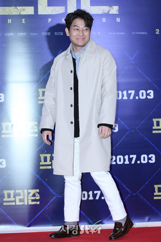 배우 조성하가 21일 오후 서울 삼성동 코엑스 메가박스에서 열린 영화 ‘프리즌’ VIP시사회에 참석해 포토타임을 갖고 있다.