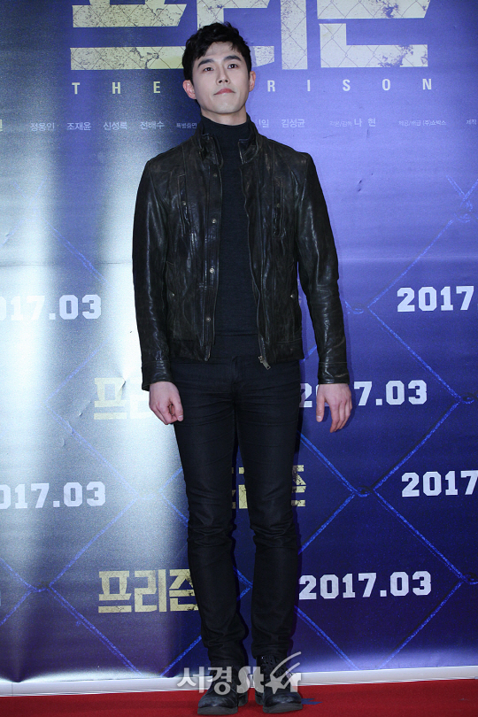 배우 김호창이 21일 오후 서울 삼성동 코엑스 메가박스에서 열린 영화 ‘프리즌’ VIP시사회에 참석해 포토타임을 갖고 있다.