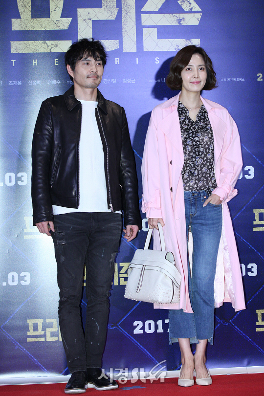 배우 이해영,신동미가  21일 오후 서울 삼성동 코엑스 메가박스에서 열린 영화 ‘프리즌’ VIP시사회에 참석해 포토타임을 갖고 있다.