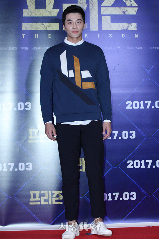배우 민우혁이 21일 오후 서울 삼성동 코엑스 메가박스에서 열린 영화 ‘프리즌’ VIP시사회에 참석해 포토타임을 갖고 있다.