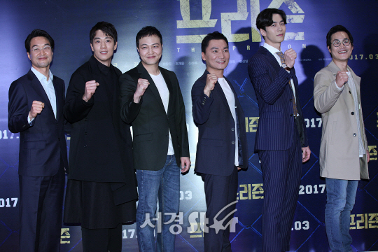 프리즌 배우들이 21일 오후 서울 삼성동 코엑스 메가박스에서 열린 영화 ‘프리즌’ VIP시사회에 참석해 포토타임을 갖고 있다.