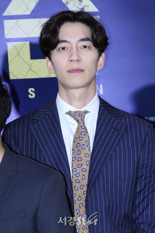 배우 신성록이 21일 오후 서울 삼성동 코엑스 메가박스에서 열린 영화 ‘프리즌’ VIP시사회에 참석해 포토타임을 갖고 있다.