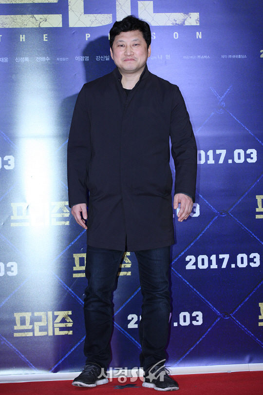 배우 박진우가 21일 오후 서울 삼성동 코엑스 메가박스에서 열린 영화 ‘프리즌’ VIP시사회에 참석해 포토타임을 갖고 있다.