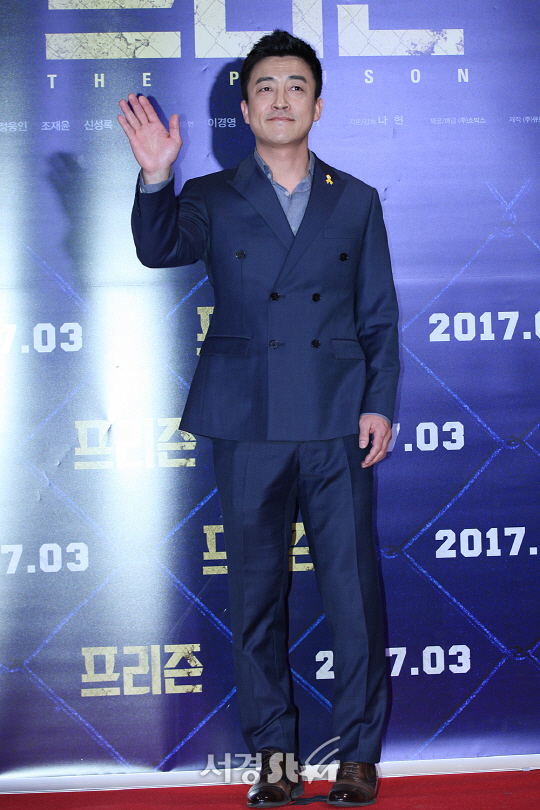 배우 권혁진이 21일 오후 서울 삼성동 코엑스 메가박스에서 열린 영화 ‘프리즌’ VIP시사회에 참석해 포토타임을 갖고 있다.