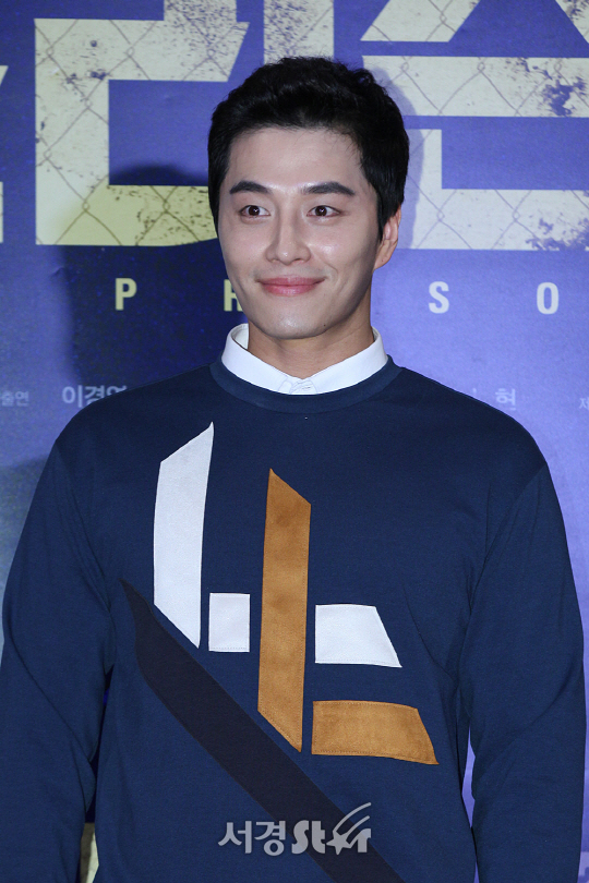 배우 민우혁이 21일 오후 서울 삼성동 코엑스 메가박스에서 열린 영화 ‘프리즌’ VIP시사회에 참석해 포토타임을 갖고 있다.