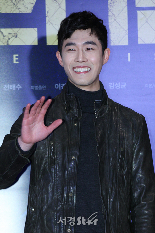 배우 김호창이 21일 오후 서울 삼성동 코엑스 메가박스에서 열린 영화 ‘프리즌’ VIP시사회에 참석해 포토타임을 갖고 있다.