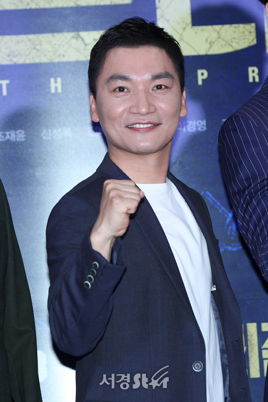 배우 조재윤이 21일 오후 서울 삼성동 코엑스 메가박스에서 열린 영화 ‘프리즌’ VIP시사회에 참석해 포토타임을 갖고 있다.