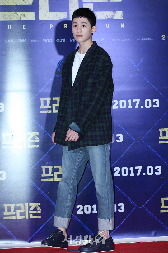 배우 정해인이 21일 오후 서울 삼성동 코엑스 메가박스에서 열린 영화 ‘프리즌’ VIP시사회에 참석해 포토타임을 갖고 있다.