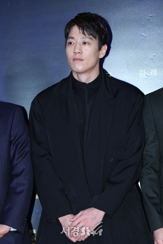 배우 김래원이 21일 오후 서울 삼성동 코엑스 메가박스에서 열린 영화 ‘프리즌’ VIP시사회에 참석해 포토타임을 갖고 있다.
