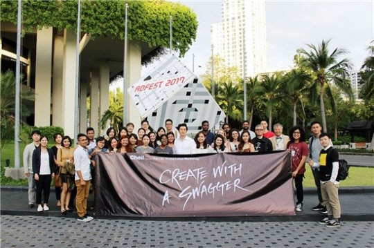제일기획이 20~22일 태국 파타야에서 주최한 ‘영 로터스 워크숍’ 참가자들이 기념촬영을 하고 있다./사진제공=제일기획