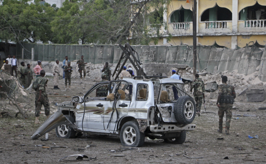 21일(현지시간) 소말리아 군인들이 모가디슈 대통령궁 인근에서 폭발한 차량 주변을 경계하고 있다. /모가디슈=AP연합뉴스